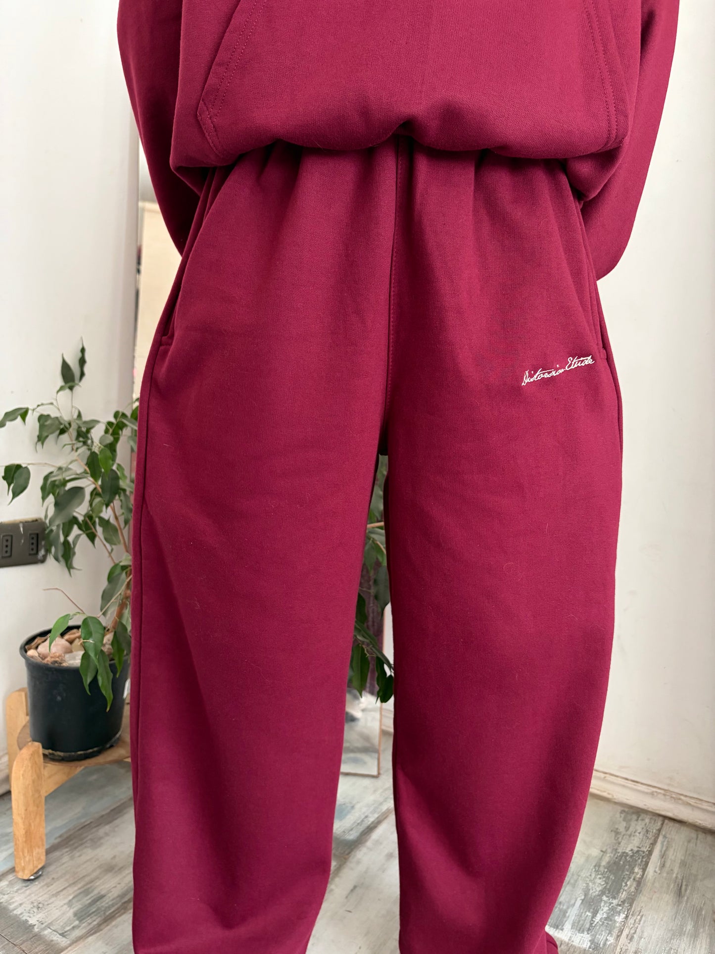 Pantalón baggy “creative étude” burdeo